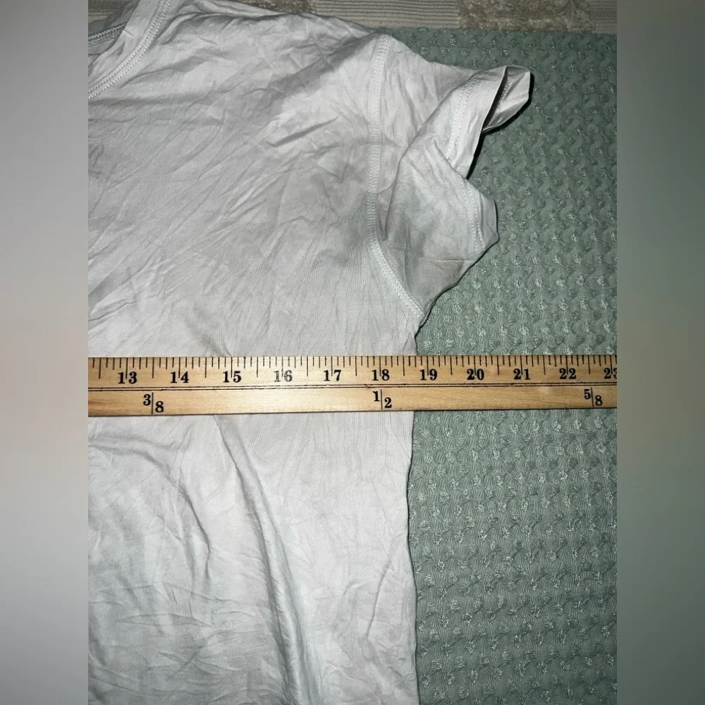 Lululemon Cropped T-Shirt -‎ White